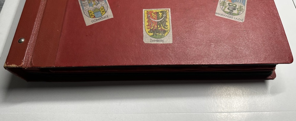 Zbierka odznakov v albume