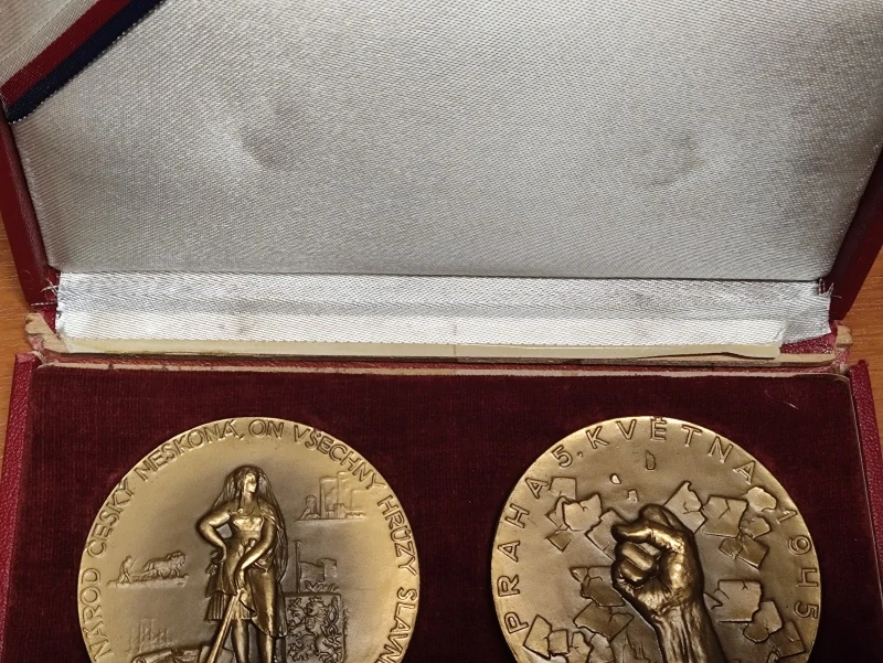 Set medailí Mníchovska dohoda 1938 a oslobodenie Československa 1945