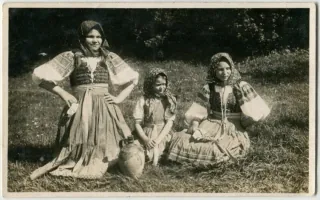 Dievčatá v kroji - foto Plicka